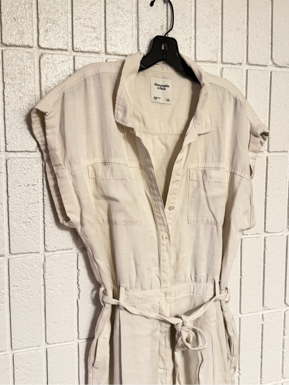 Abercrombie & Fitch Casual Tie-Waist Jumpsuit in Cream - Picture 3 of 4